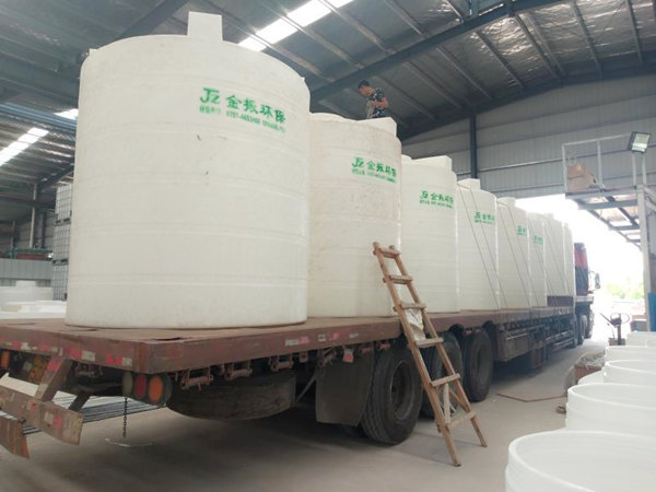 金振8吨化工储罐装运中 金振8吨化工储罐装运中